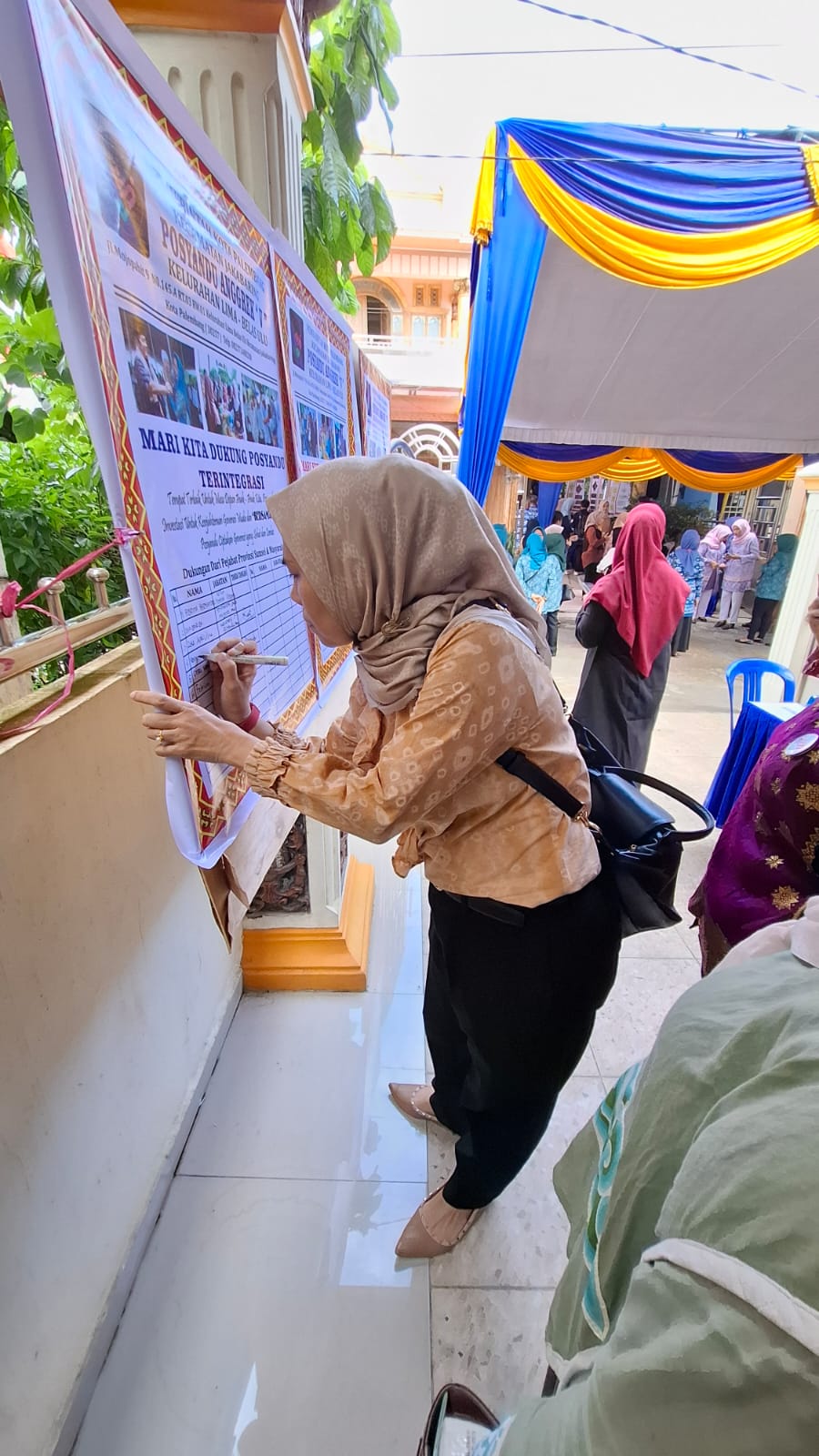 Ketua TP PKK Palembang Kunjungi Posyandu Anggrek Kelurahan 15 Ulu